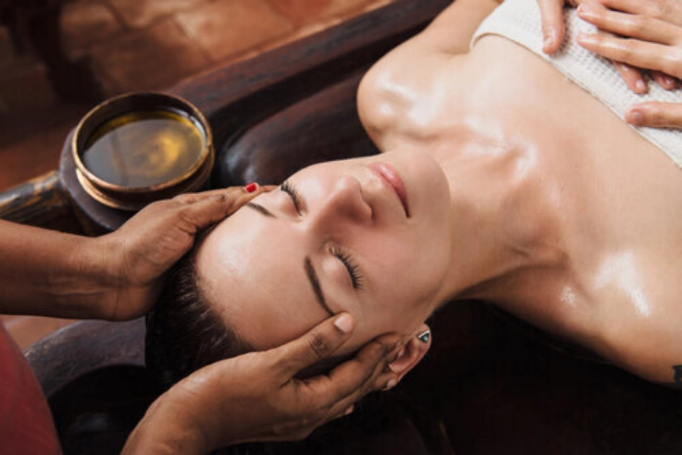 ayurvedic-head-massage-naturopath.png